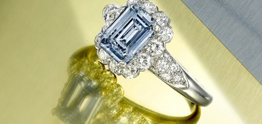 Prodej prstenu s 2,17 karátovým modrým diamantem Van Cleef & Arpels se vyšplhá až k 1,2 milonu dolarů